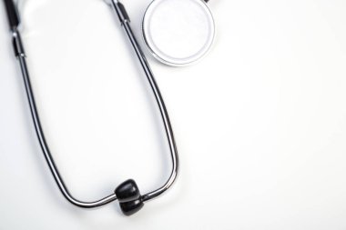 Beyaz izole edilmiş arka planda tıbbi steteskop