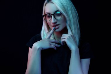 Düşünceli, genç, beyaz, güzel, gözlüklü sarışın kadın. Neon ışıkta yakın plan portre