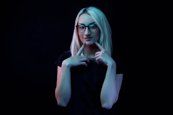 Pensiv ung vit vacker blond kvinna med glasögon. närbild porträtt i neonljus — Stockfoto
