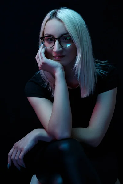 Joven caucásica hermosa rubia con gafas. retrato de primer plano en luz de neón — Foto de Stock