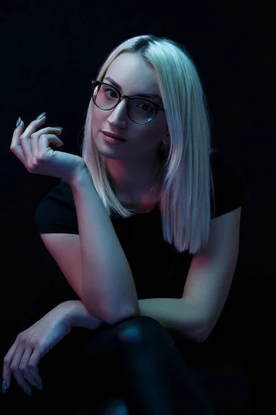 Chère jeune Caucasienne belle femme blonde avec des lunettes. portrait en gros plan au néon — Photo