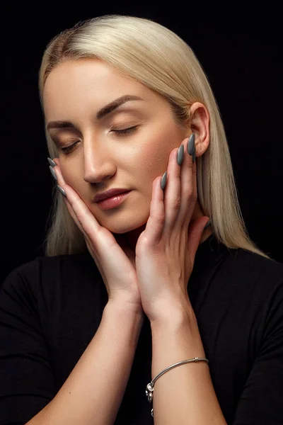 Portrét mladé bílé krásné blondýny. její ruce na tváři — Stock fotografie