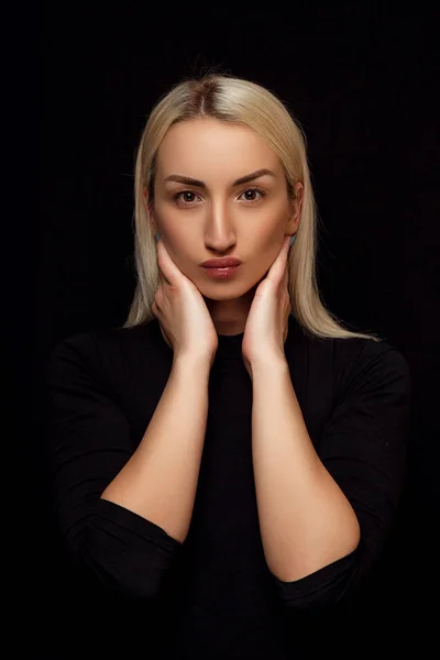 Retrato de una joven caucásica hermosa rubia. sus manos en su cara — Foto de Stock