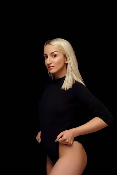 Mladý kavkazský krásný blondýnka žena pózování v černý bodysuit . — Stock fotografie