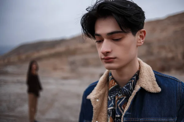 Retrato Dramático Joven Moreno Clima Nublado Algún Lugar Detrás Fuera — Foto de Stock