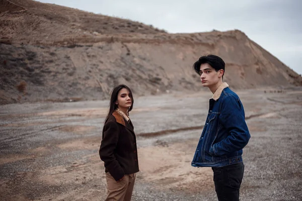 Retrato Dramático Una Joven Morena Chico Con Clima Nublado Enfoque —  Fotos de Stock