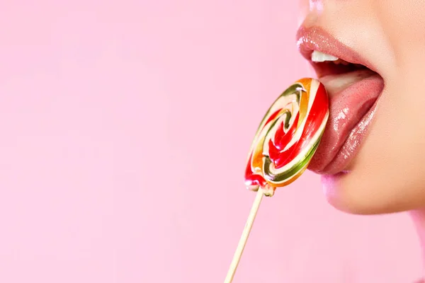 Seorang Gadis Cantik Muda Menjilati Lollipop Cerah Berwarna Difoto Dalam — Stok Foto