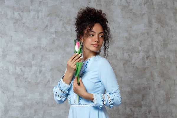 Chica Africana Joven Vestido Azul Con Tulipán Sobre Fondo Gris — Foto de Stock