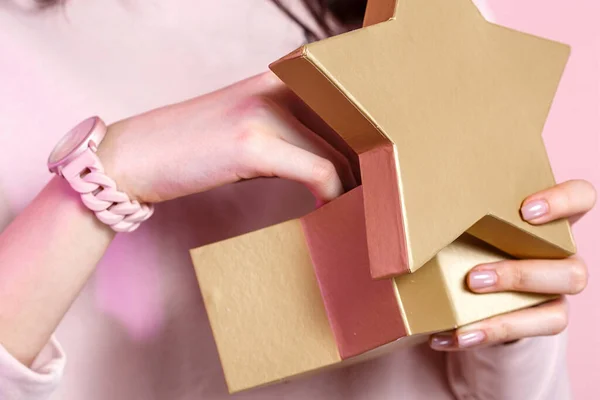 Dárková Krabice Tvaru Zlaté Hvězdy Rukou Mladé Asijské Dívky Růžovém — Stock fotografie