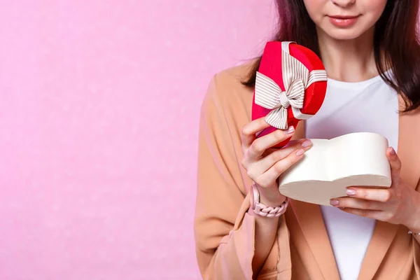 Geschenkschachtel Herzform Den Händen Eines Jungen Asiatischen Mädchens Auf Einem — Stockfoto