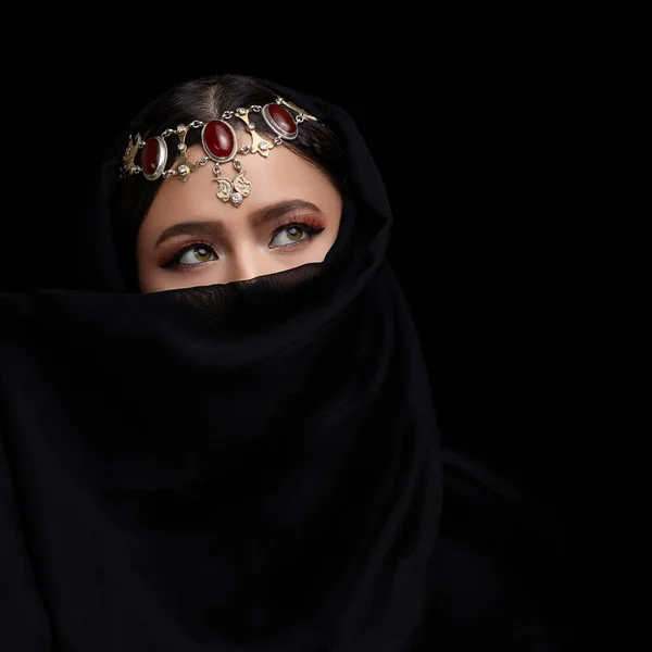 Konceptuální Středovýchodní Portrét Ženské Tváře Zdobený Šperky Orientálního Stylu Černém — Stock fotografie