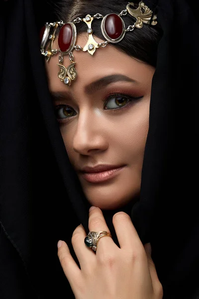 Konceptuální Středovýchodní Portrét Ženské Tváře Zdobený Šperky Orientálního Stylu Černém — Stock fotografie