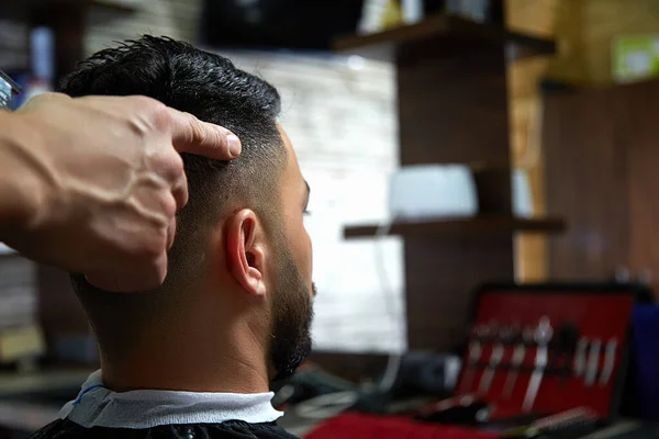 Nahaufnahme Haarschnitt Eines Dunkelhaarigen Mannes Filmfotografie — Stockfoto