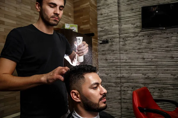 残忍そうなバーバーがインド人の髪を切っている 映画的なイメージ — ストック写真