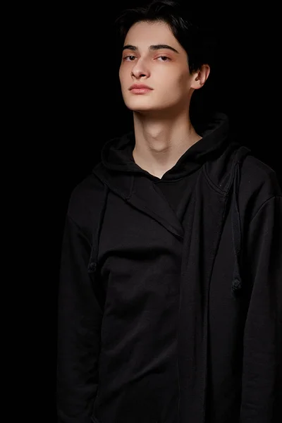 Dramatiskt Porträtt Ung Man Svarta Kläder Svart Bakgrund — Stockfoto