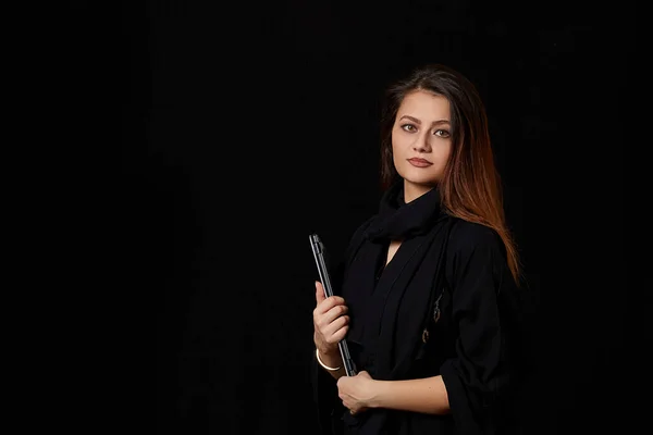 Een Jong Bruinharig Meisje Zwarte Kleren Met Een Laptop Haar — Stockfoto