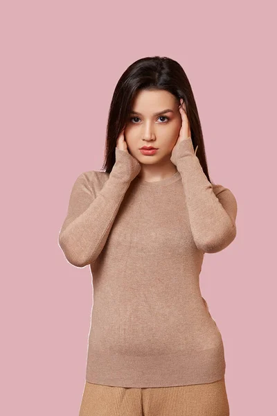 상의를 손으로 얼굴을 감싸고 아름다운 아시아 소녀의 공간이 분홍색 — 스톡 사진