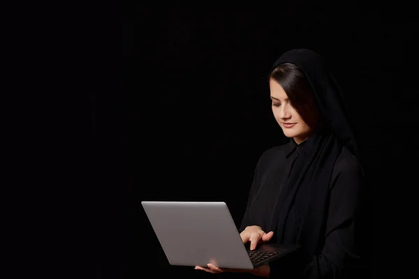 Een Jonge Bruinharige Vrouw Zwarte Kleren Met Een Bedekt Hoofd — Stockfoto