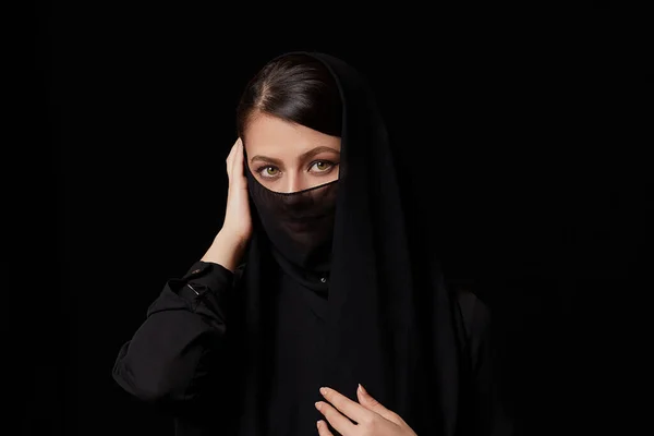Молодая Темноволосая Женщина Черной Одежде Закрытой Головой Закрытым Лицом Черном — стоковое фото