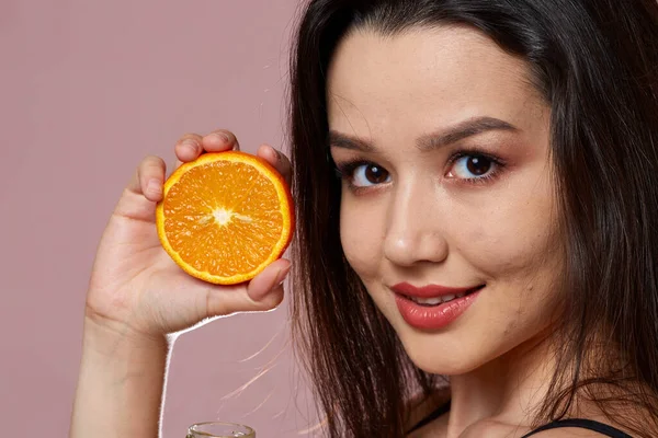 Mladá Krásná Štíhlá Asijská Dívka Plavkách Drží Pomeranč Úsměvy Růžovém — Stock fotografie