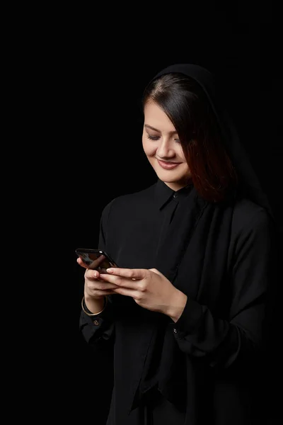 Young Beautiful Muslim Woman Black Clothes Uses Mobile Phone Smiling — Stock Photo, Image