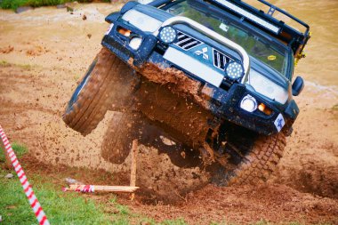 Kazakistan, Çimkent, üzerinde 30 Nisan 2016. SUV'lar bahar labyrinths