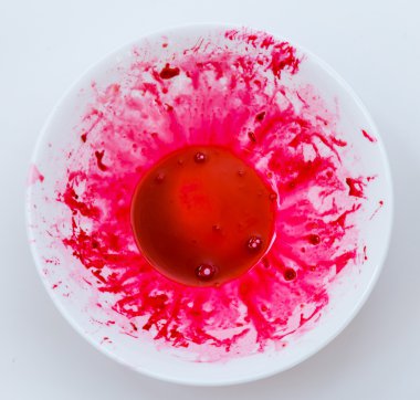 Beyaz bir plaka üzerinde kan