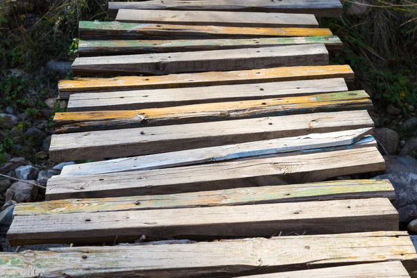 Puente de madera de tablones sobre el río — Foto de Stock