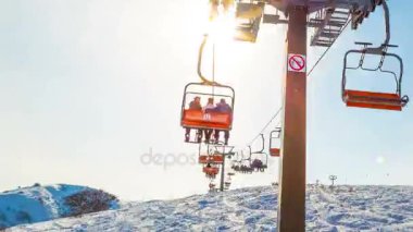 Kazakistan, Çimkent, 9 Şubat 2017. Ski lift Kayak Merkezi, insanlar dağda kaldırdı..