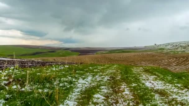 4K ไทม์แลปส์ หิมะตกบนไร่เกษตรกรรมฤดูใบไม้ผลิ ในเขตอนุรักษ์อควาซา ดักซา ซาบาคลินสกี้ หมวกเทียนตะวันตก . — วีดีโอสต็อก