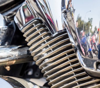 Güneşli bir günde krom motosiklet parçaları