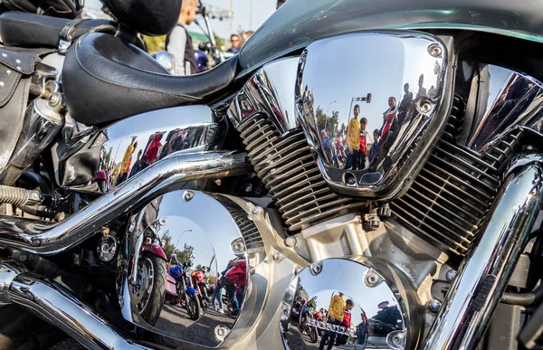 Güneşli bir günde krom motosiklet parçaları