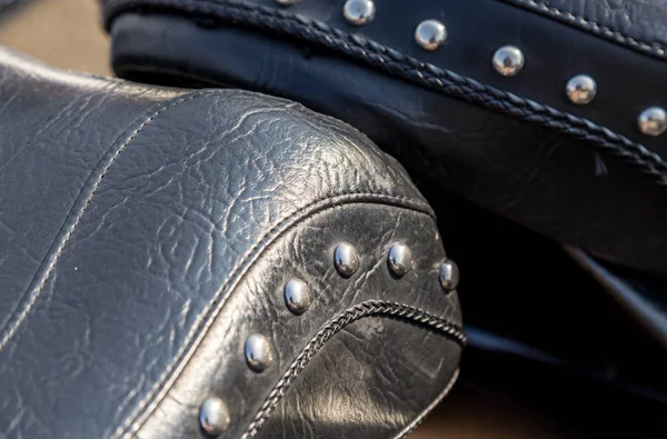 siyah deri motosiklet eyer ile perçin