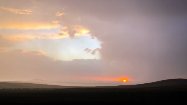 4 k タイムラプス。曇り空、草原の背景に雷雨の中に夕日. — ストック動画