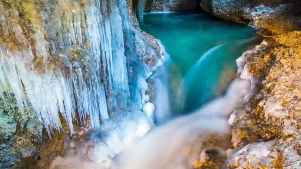 Timelapse 4K. Une cascade glacée et un lac dans une grotte en hiver — Video