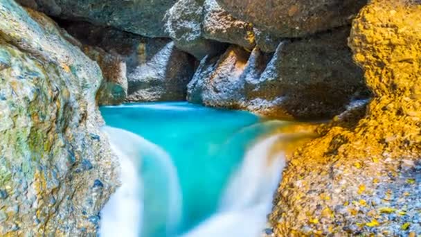 4 k タイムラプス。カラフルな滝と洞窟の中の湖。中央アジアの山 — ストック動画