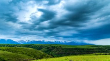4k Timelaps. Karanlık thunderclouds dağlar ve alanlar üzerinde hızlı hareket baharda