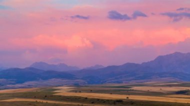 4k Timelapse. Dağ başında ve alanlar üzerinde parlak bulutlar