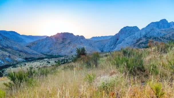 Blick auf das Gebirge im Sommer bei Sonnenaufgang in Südkasachstan — Stockvideo