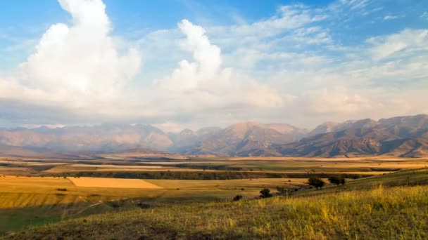 4K Timelapse. Nubes moviéndose sobre picos y campos de montaña — Vídeo de stock