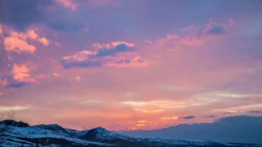 4k Timelapse. Dağlarda parlak pembe günbatımı