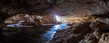 Parlak mavi renk bir mağarada yer altı Gölü Panoraması