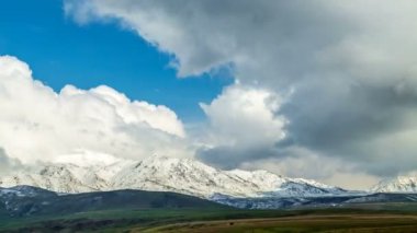 4k thunderclouds Dağların üzerinden Timelapse.Movement