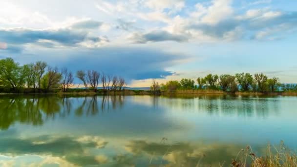 Gün batımında bulutlar göle yansımasıdır. Timelapse 4k. Michigan A.b.d. — Stok video