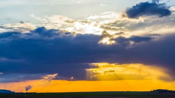 Ακτίνες του φωτός μέσα από τα σύννεφα στο ηλιοβασίλεμα. Timelapse ΗΠΑ Τέξας — Αρχείο Βίντεο
