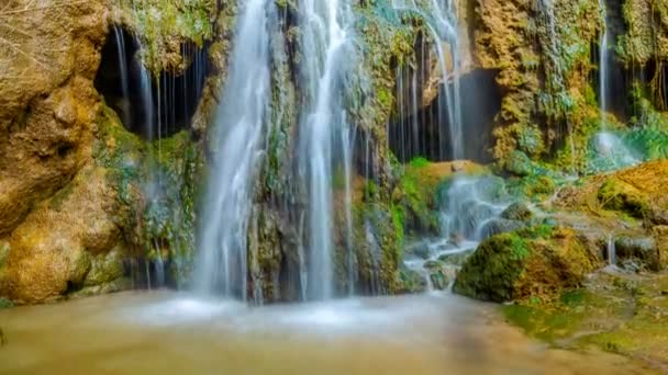Starověké vodopád připomínající lebku. 4 k timelapse — Stock video