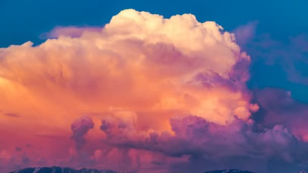 Brightly red cumulus clouds swirl at sunset. Timelaps — Stock Video