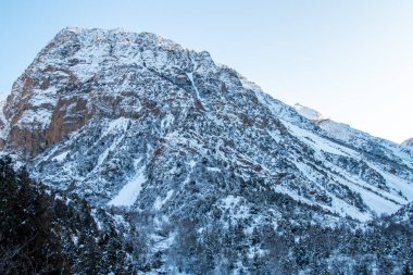Kırılmamış havada dağlarda kış