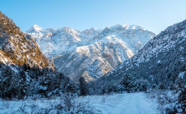 Kırılmamış havada dağlarda kış