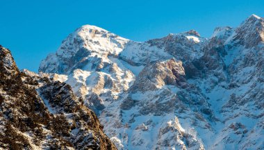 Kırılmamış havada dağlarda kış